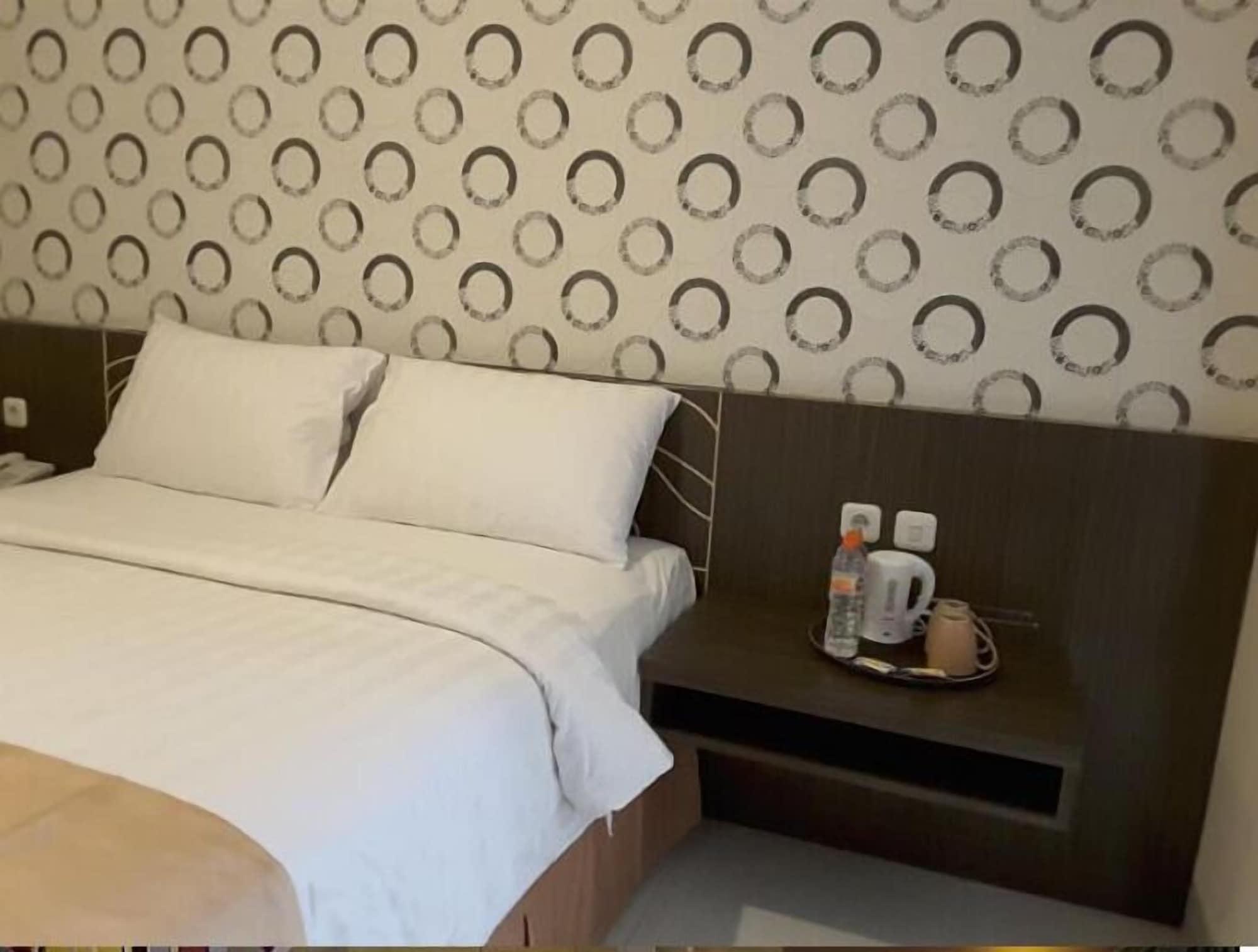 Nutana Hotel Матарам Екстер'єр фото