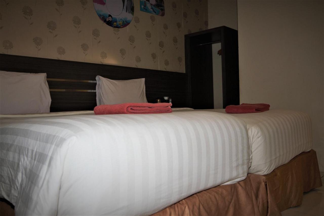 Nutana Hotel Матарам Екстер'єр фото